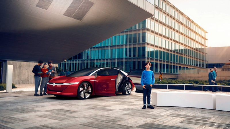ID. Vizzion, el sedan eléctrico de Volkswagen estacionado afuera de edificio