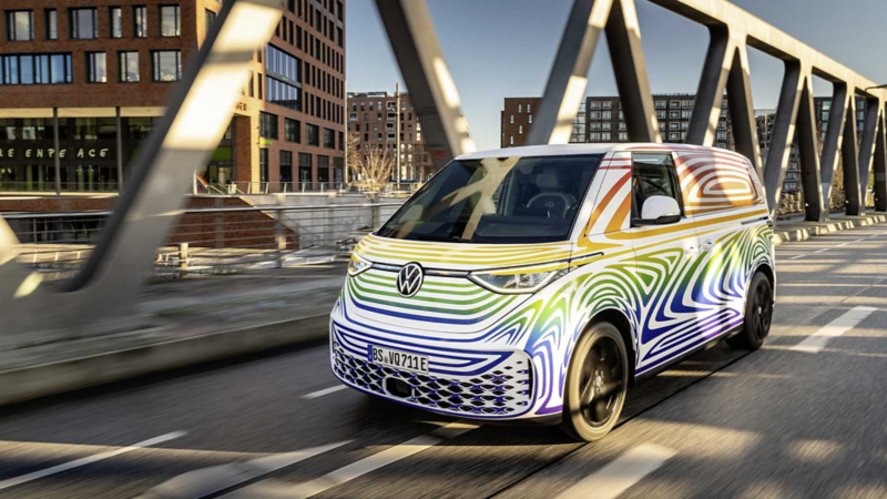 Van eléctrica de Volkswagen atraviesa un puente durante la mañana. 
