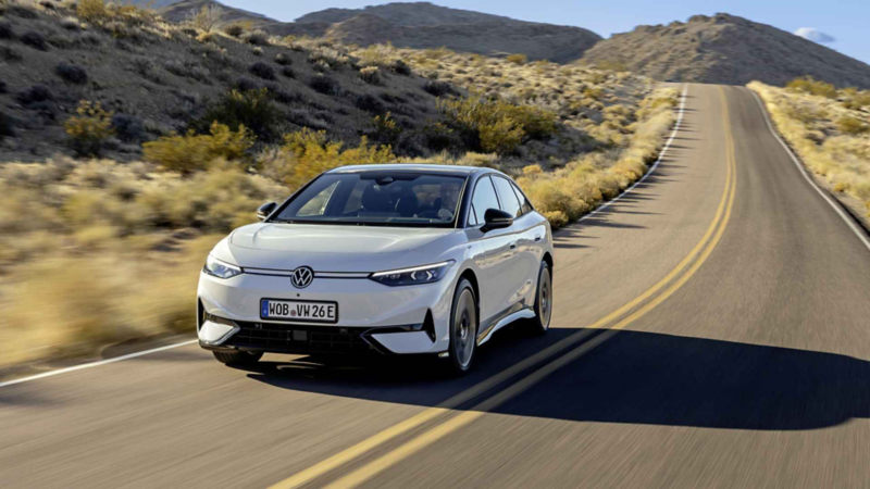 Auto eléctrico de Volkswagen en color blanco en una carretera.