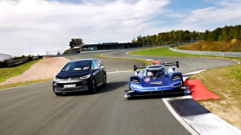Autos eléctricos ID.3 y ID.R de Volkswagen corriendo sobre pista de carreras