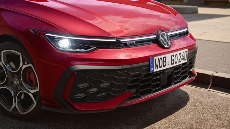 Gros plan sur la face avant de la Golf GTI.