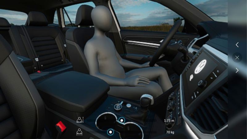 Avatar de la aplicación de Virtual Studio sentado en el asiento de piloto de un auto Volkswagen.