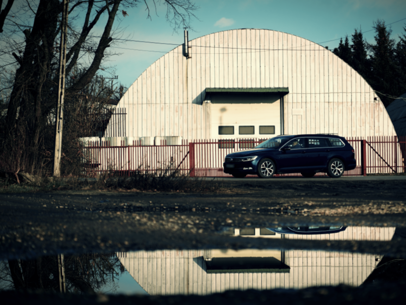 Czarny Volkswagen na industrialnym tle.