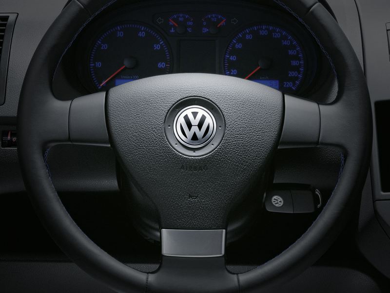 Inquadratura di un volante Volkswagen.