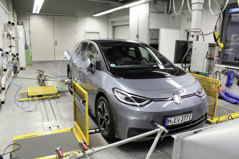 En Volkswagen ID.3 står uppställd i en testmiljö inomhus.
