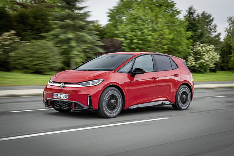 Röd Volkswagen ID.3 GTI kör på en väg.