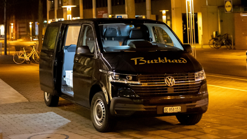 e-Transporter steht bereit vor der Bäckerei um beladen zu werden
