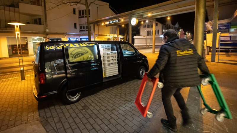 Ein Mann entlädt den e-Transporter