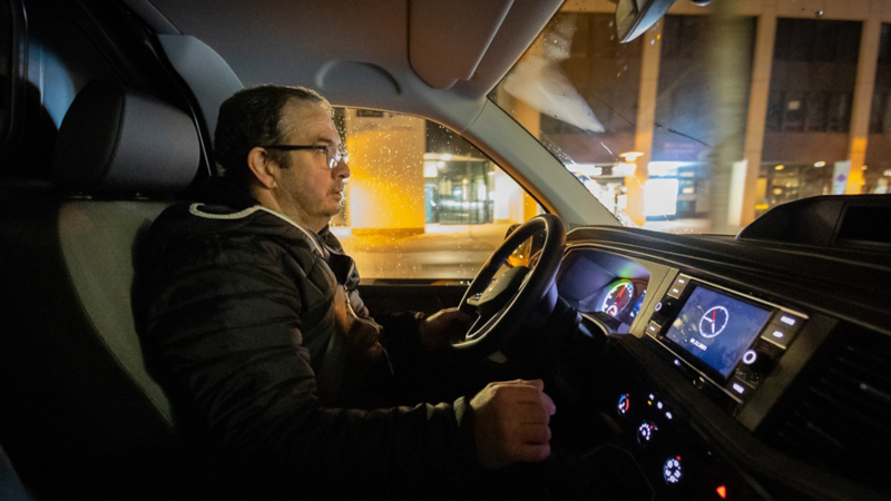 Ein Mann sitzt hinter dem Steuer vom e-Transporter