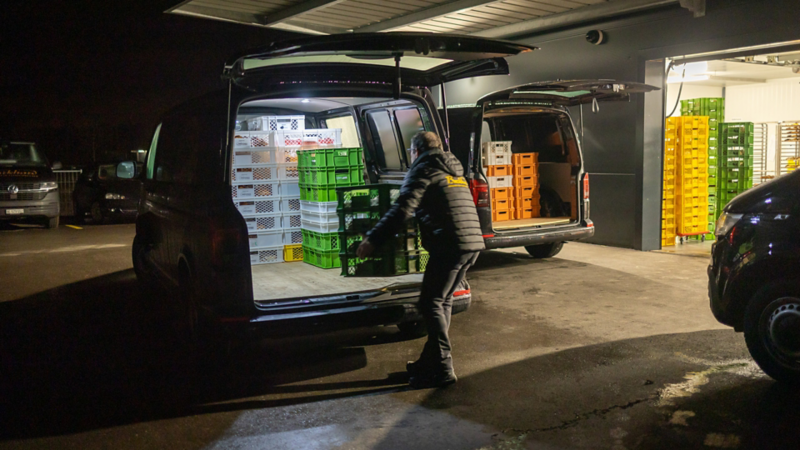 e-Transporter wird mit den frischen Backwaren beladen