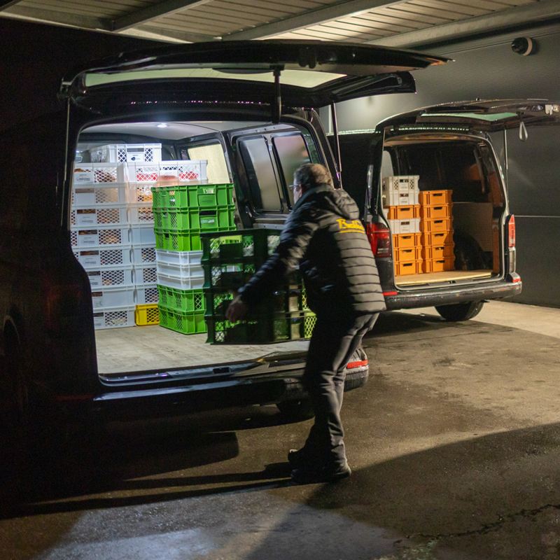 Le camion de livraison est chargé de produits de boulangerie frais