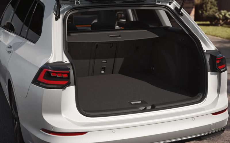 Achteraanzicht van een witte Volkswagen Golf Variant met de kofferbak open, focus ligt op de ruimte in de auto
