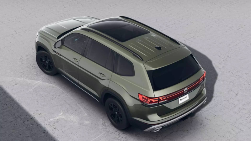 Techo corredizo y barras de portaequipaje en Teramont Peak Edition 2025, SUV en color exterior verde avocado.