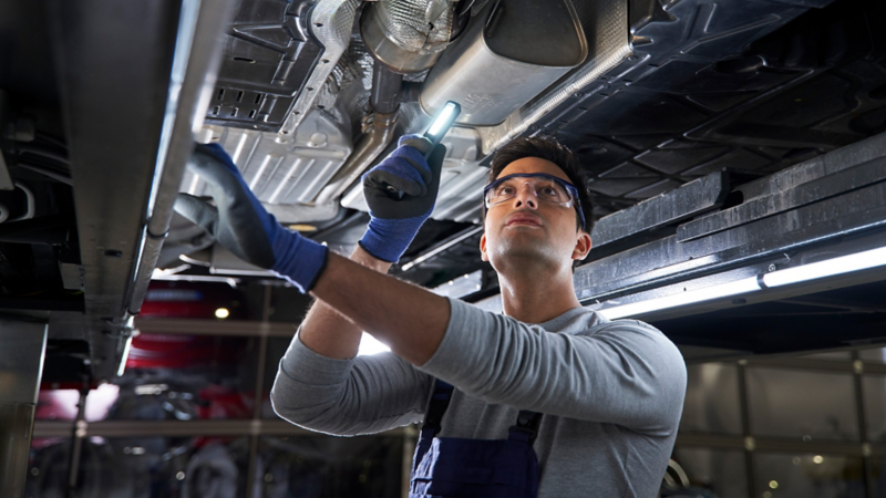 Un'ispezione di un veicolo VW in officina - ispezione e revisione legale
