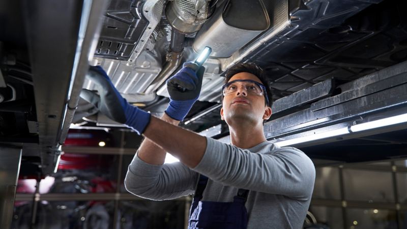 Eine Inspektion eines VW-Fahrzeugs in der Werkstatt - Inspektion und gesetzliche Prüfung