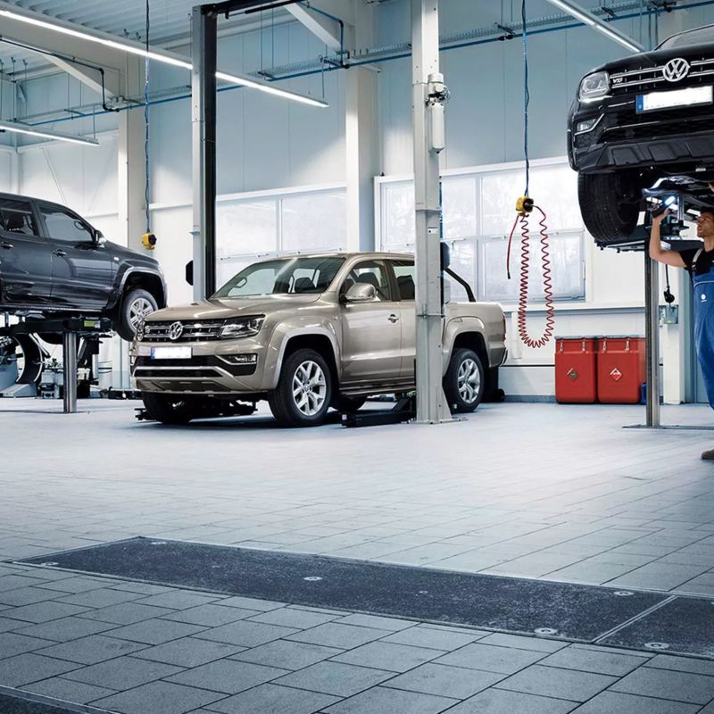 Automóviles en taller de Servicio Volkswagen recibiendo mantenimiento para motores de autos