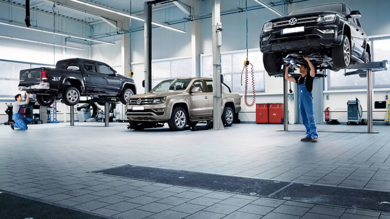 Automóviles en taller de Servicio Volkswagen recibiendo mantenimiento para motores de autos
