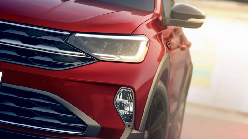 Cofre de Nuevo Nivus 2022, con faros de luz LED. Modelo en color exterior rojo. 