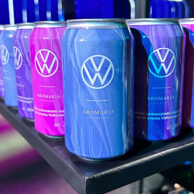 Bebidas enlatadas con logo de VW dentro de la fiesta de 70 años.