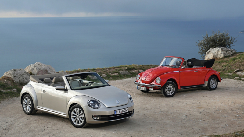 Autos Beetle en color gris platino y Vocho VW rojo tornado estacionados frente a playa