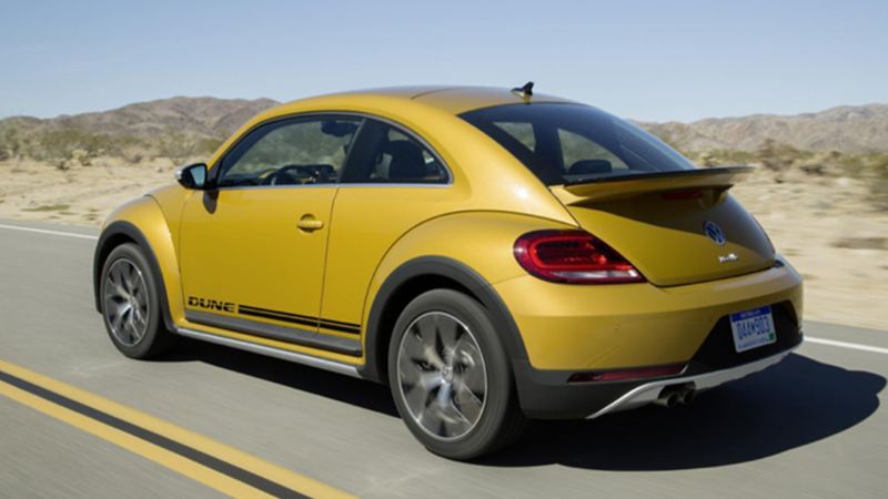 Beetle Dune Volkswagen - la edición especial de 2003 equipado con techo plegable sobre carretera