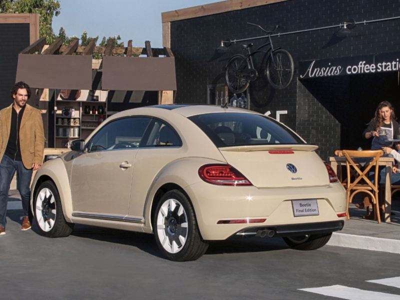 Beetle Final Edition Volkswagen estacionado a lado de cafetería