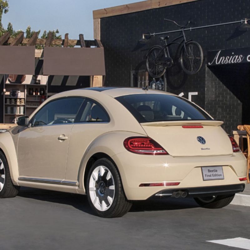 Beetle Final Edition Volkswagen estacionado a lado de cafetería