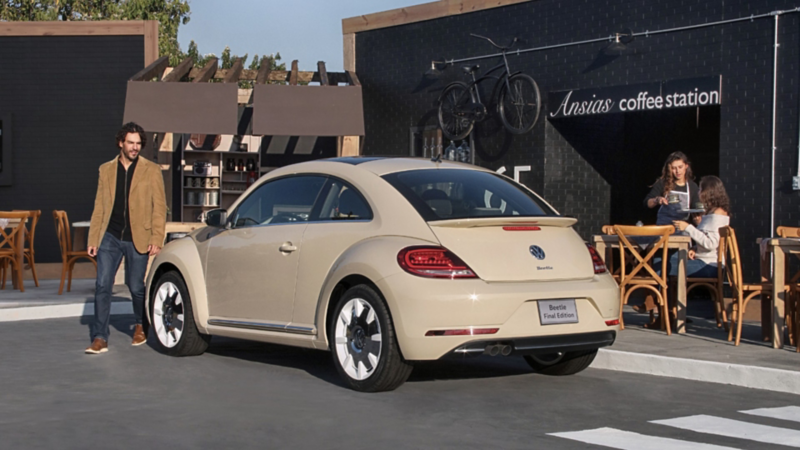 Beetle Final Edition Volkswagen estacionado a lado de cafetería
