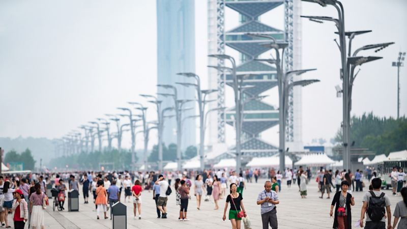 Eine belebte Flaniermeile mit moderner Architektur in Peking