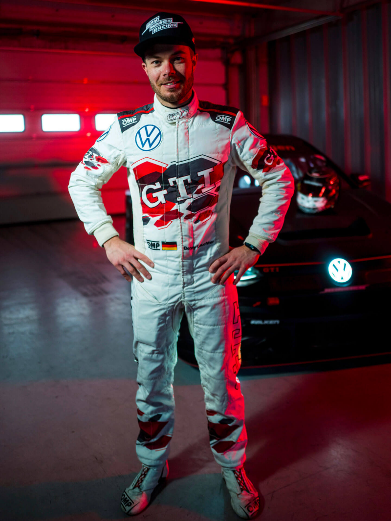 Benny Leuchter devant la Golf GTI Clubsport de compétition.