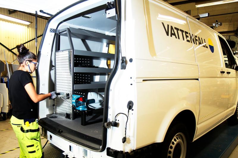 Bilbyggarna i Wallhamn bygger om Vattenfalls hundra Transporters