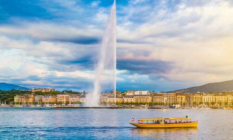 Blick auf das Stadtzentrum von Genf vom Genfer See aus
