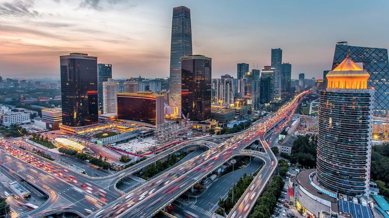 Ein Blick über Beijing – mit zahlreichen Straßen und Wolkenkratzern.