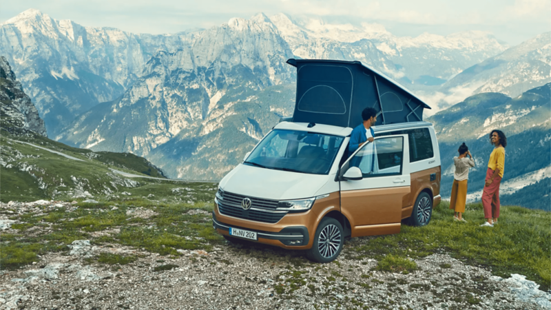 Familia con Volkswagen California en la montaña