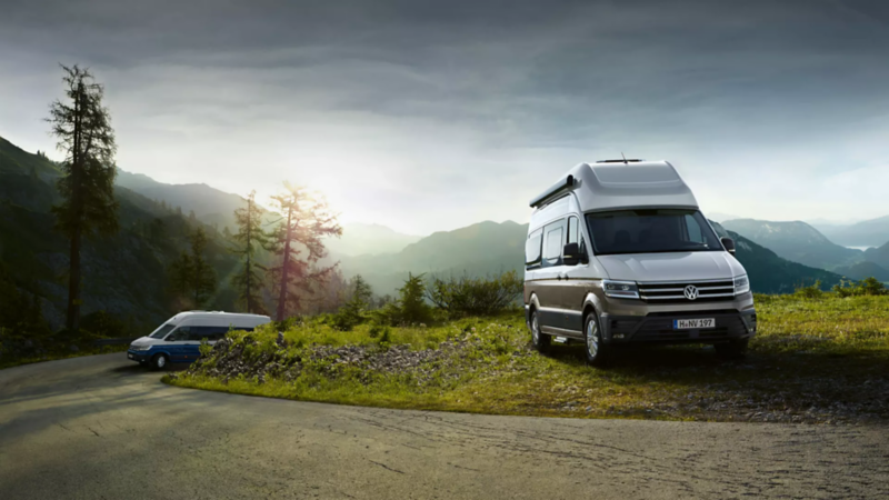 Volkswagen Grand California aparcada en el cesped