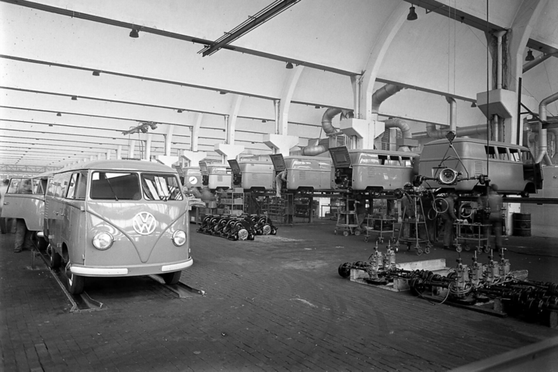 Fábrica en Alemania ensamblando la VW Combi