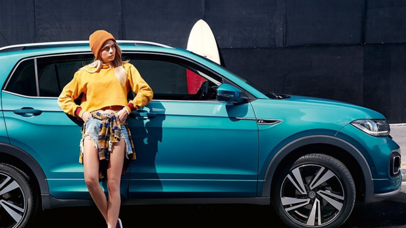 Mujer recargada en T-Cross de Volkswagen, el SUV dinámico 