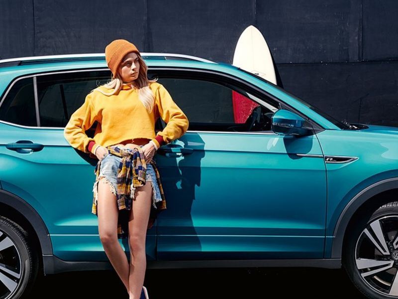 Mujer recargada en T-Cross de Volkswagen, el SUV dinámico 