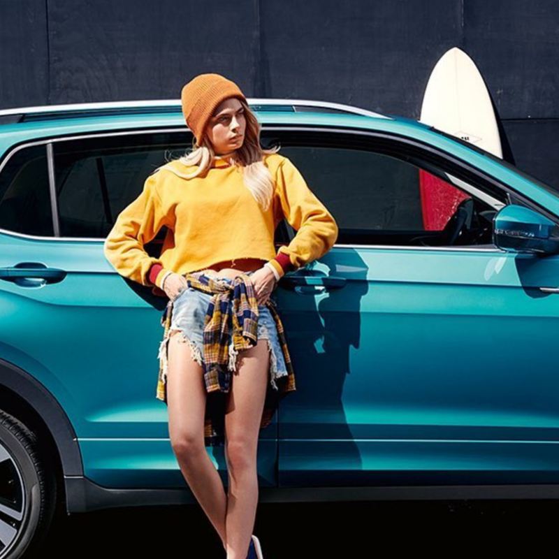 Mujer recargada en T-Cross de Volkswagen, el SUV dinámico 