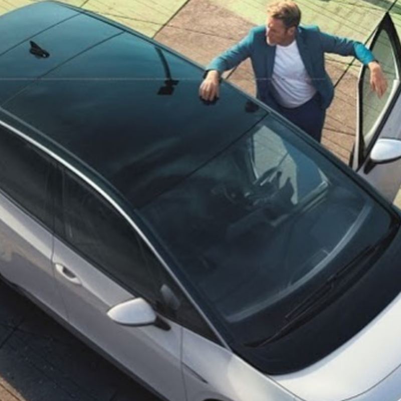 Hombre entrando a vehículo eléctrico de Volkswagen