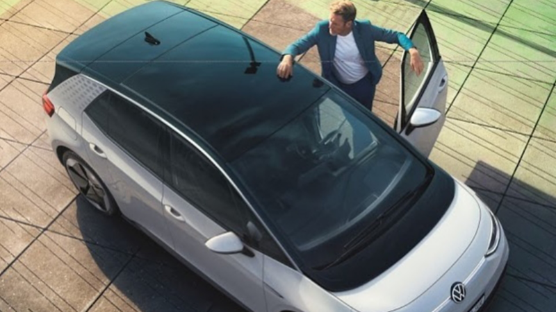 Hombre entrando a vehículo eléctrico de Volkswagen