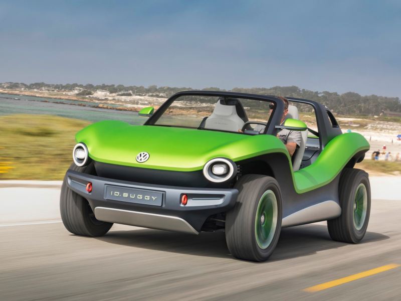 Auto eléctrico ID Buggy de Volkswagen manejando sobre desierto