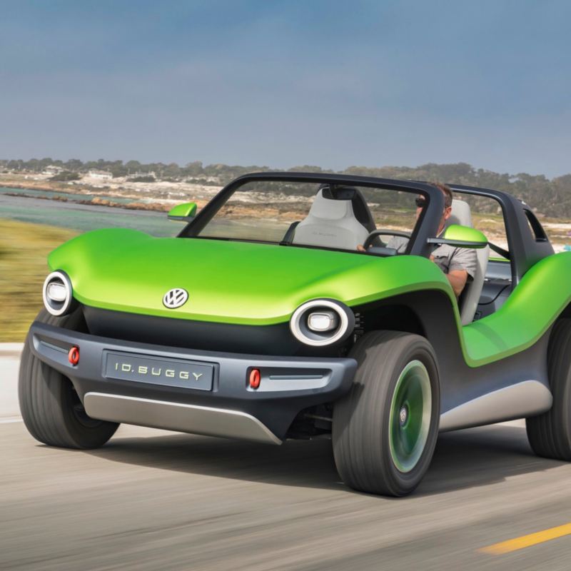 Auto eléctrico ID Buggy de Volkswagen manejando sobre desierto