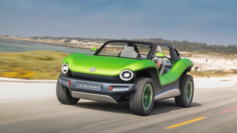 Auto eléctrico ID Buggy de Volkswagen manejando sobre desierto