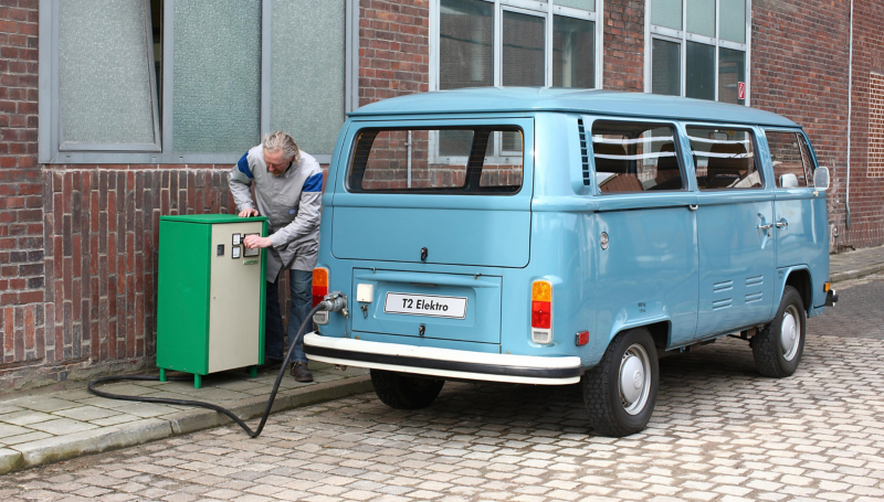 VW T2 Transporter Combi électrique en charge 1972 vue de derrière