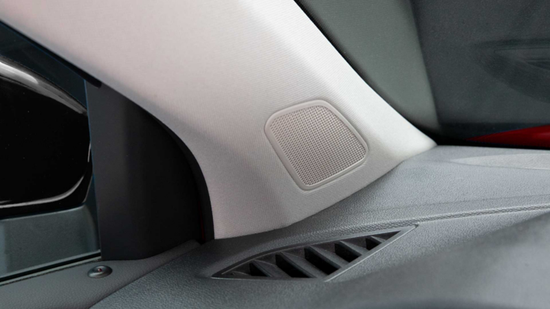 Bocinas en el interior de SUV Taos, camioneta 2022 de Volkswagen.