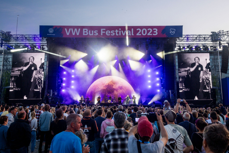 Ein Blick auf den Liveact auf dem Konzertgelände.