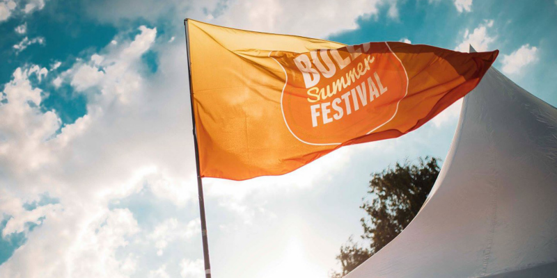 Et flag på Bulli Summer Festival 2017 blafrer i vinden.