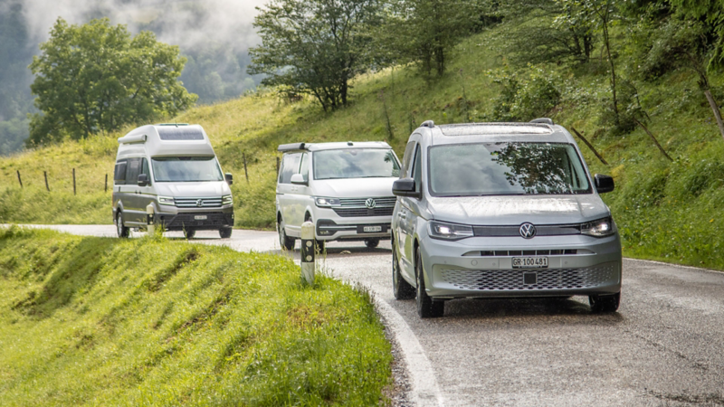Die aktuellen VW California Modelle auf einer Landstrasse.