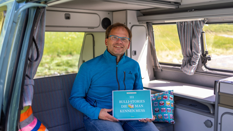 Christian sitzt in seinem T3 Westfalia Atlantic.